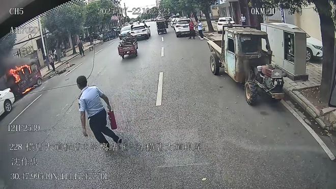 路边三轮车突发大火2
